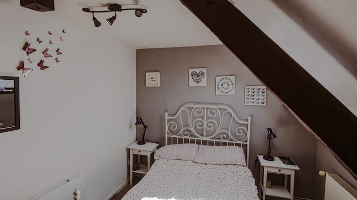 Საძინებელი ორადგილიანი საწოლით