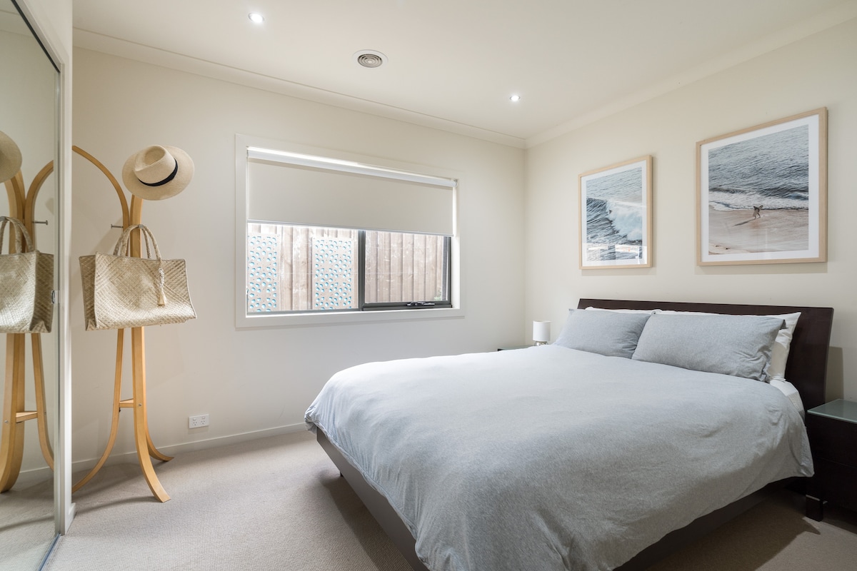 غرفة النوم الثالثة: غرفة نوم واسعة بسرير بحجم كوين