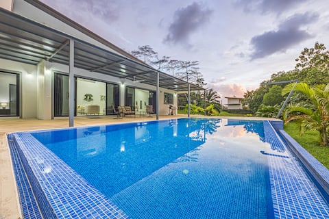 Stylish Beach Retreat W/ Infinity Pool, A/C, WiFi