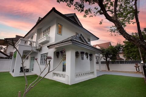 Por's 3 Bedroom Chiang Mai path