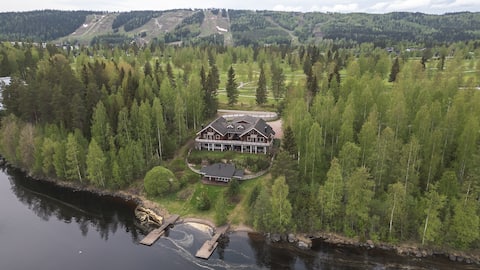 Large lakefront cabin in Tahko