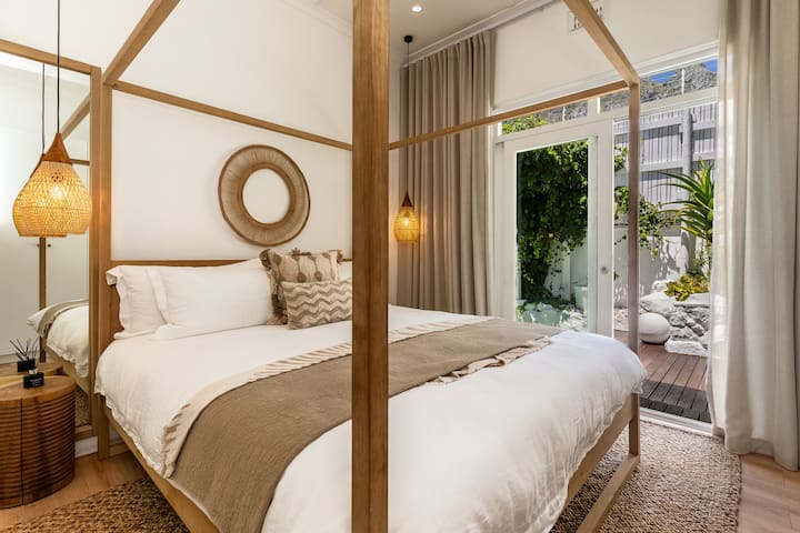 Bračni krevet u spavaćoj sobi iz koje se kroz francuska vrata izlazi u vrt i na bazen. Zamračujuće zavjese. Izložbeni prostor spojen sa sobom. 