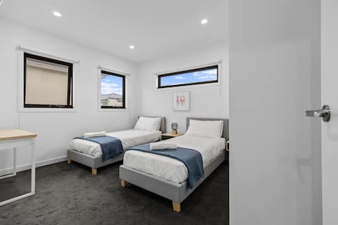 Modern Room in Prime Burwood