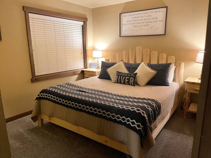 Habitación King River's Edge en la planta baja.