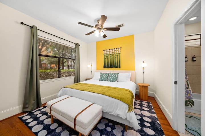 Dhoma e gjumit 2 ofron një krevat dopio "queen" të rehatshëm dhe një ventilator tavani për një gjumë të rehatshëm dhe të qetë.