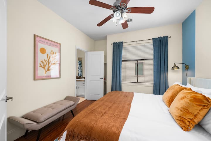 Dhoma e gjumit 3 ka një krevat dopio "queen" të rehatshëm dhe një banjë private në suitë, që ofron stil dhe komoditet për një qëndrim të qetë.