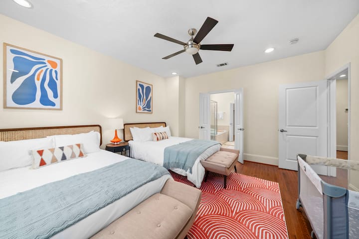 Dhoma kryesore e gjumit ka një banjë en suite për privatësi dhe komoditet të shtuar, duke krijuar një pushim të rehatshëm dhe të pavarur.