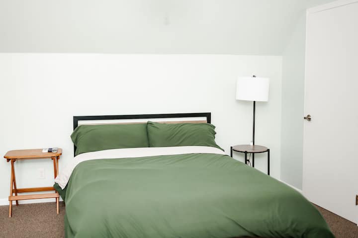 סוויטה למעלה עם מיטת קווין סייז, חדר ארונות מימין עם מראה באורך מלא. 