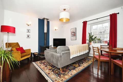 Top Airbnb: Luxury Central 2 Bed Buxton Peak District Flat in King Sterndale