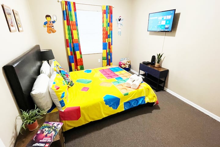 dhomë gjumi e dekoruar me një temë Legoland.