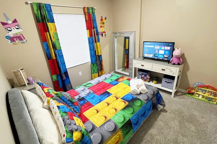 dhomë gjumi e dekoruar me temën Peppa dhe Legoland.