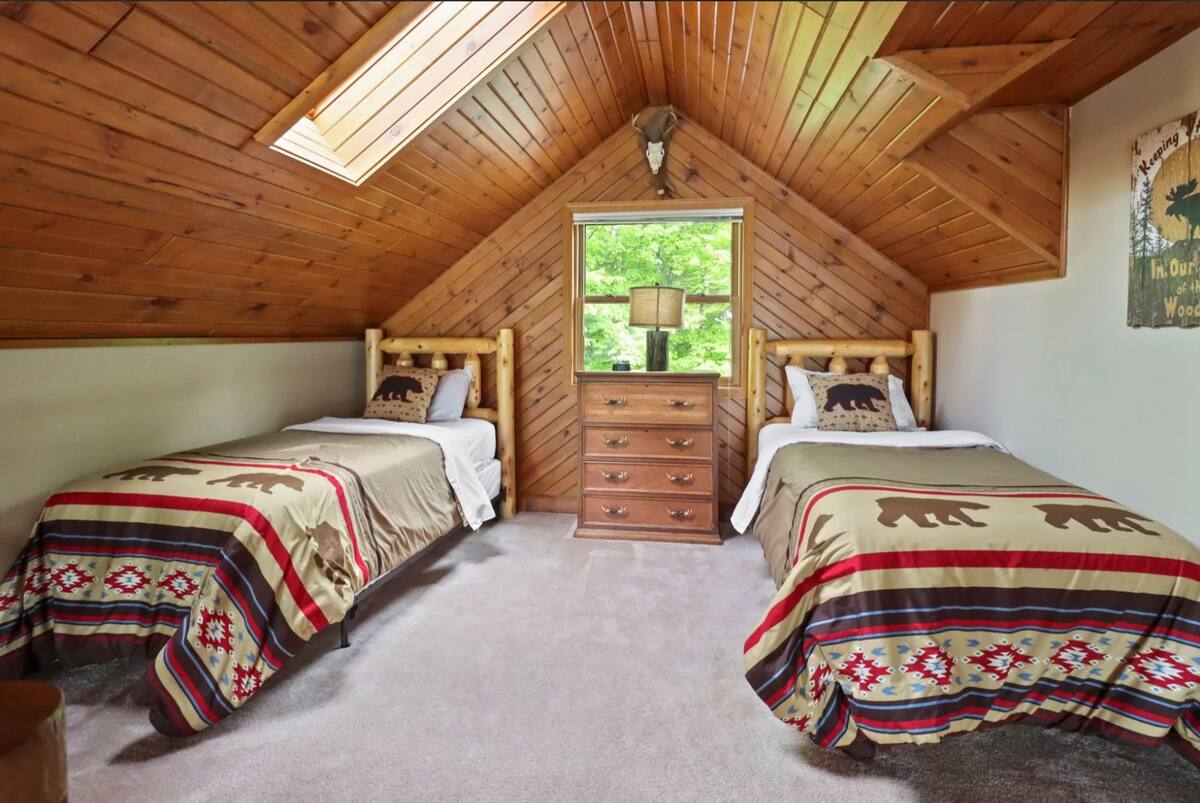 Niché sous les combles, ce loft sur le thème des bois est parfait pour que les enfants, les cousins ou les amis se détendent après une journée sur le lac.