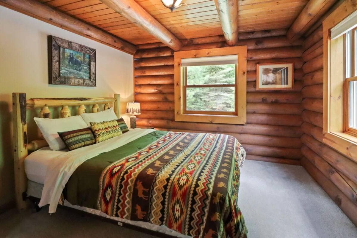 Cette chambre spacieuse est l'endroit idéal pour se ressourcer après une journée d'aventure, ou simplement pour se détendre.