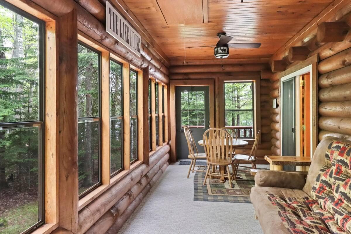 Détendez-vous toute l'année dans ce charmant porche quatre saisons - Futon pour 2 personnes.