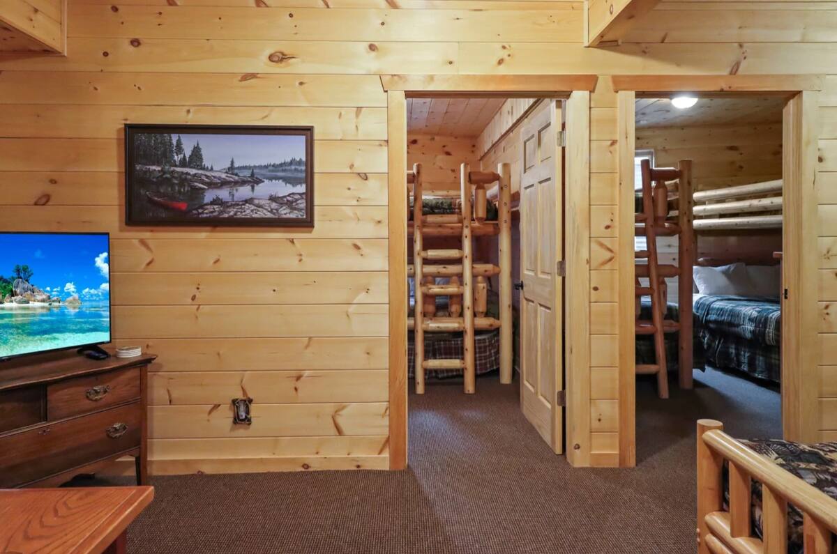 Palier de chambre avec canapé et télévision pour un espace commun secondaire.