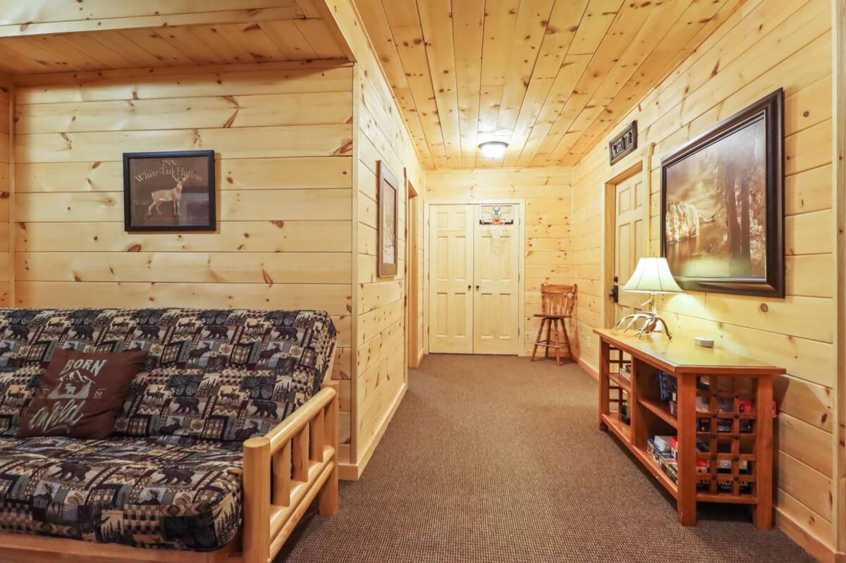 Un coin confortable pour se détendre, ce couloir en pin chaleureux mène au confort et à la tranquillité, avec un futon rustique en rondins pour lire, se prélasser ou dormir. Que vous veniez du lac ou que vous vous détendiez après une journée dans la neige, c'est un