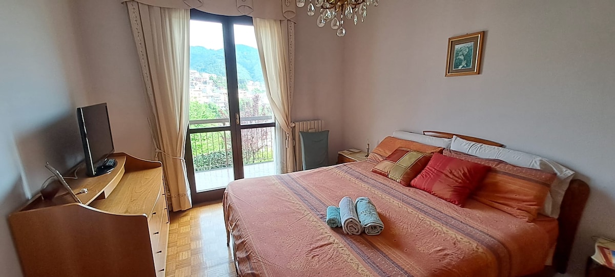 La nostra camera matrimoniale è situata al primo piano e offre una vista mozzafiato sulla verde valle di Gandino. Il terrazzo privato è il posto perfetto per godere del panorama e del sole.Camera dotata di un guardaroba per riporre i tuoi abiti