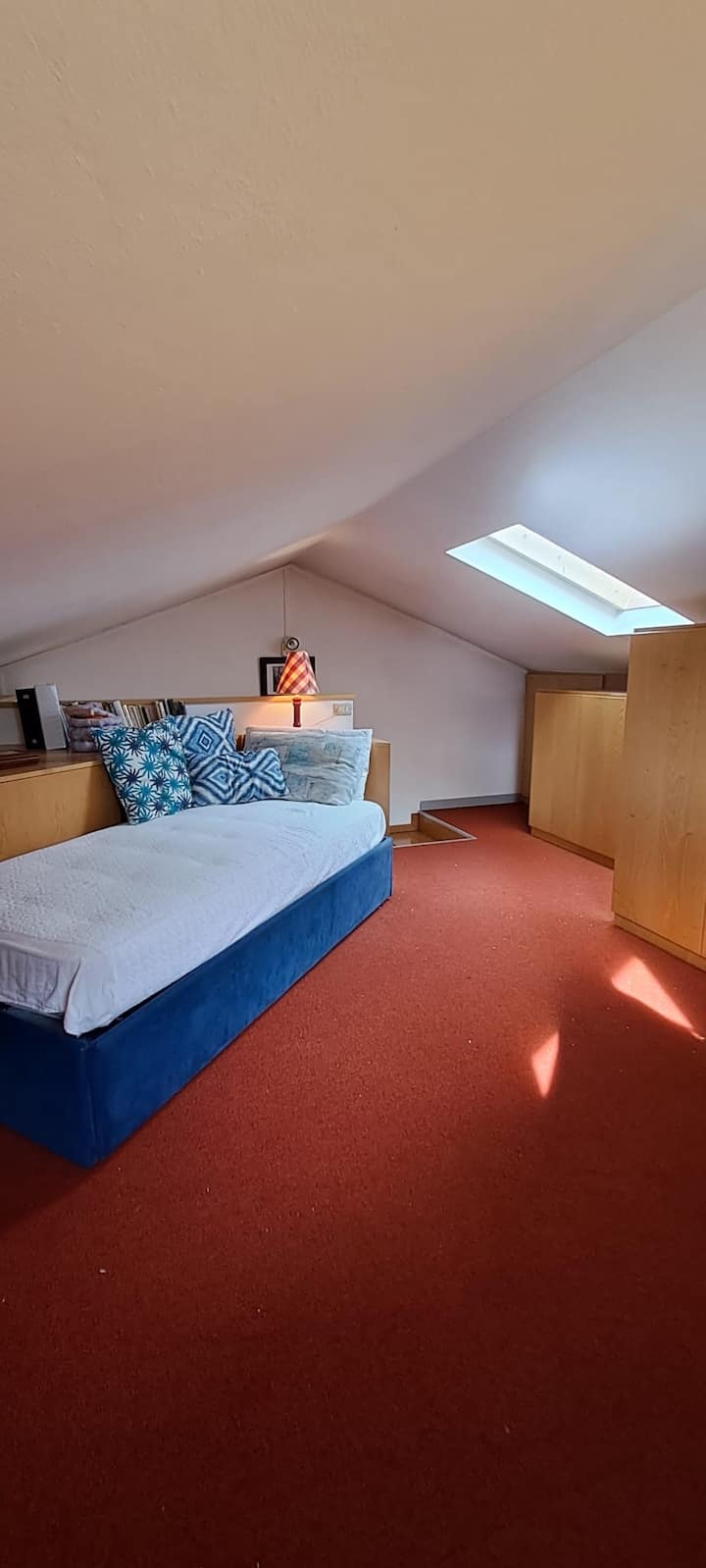 
La mansarda è attrezzata e accogliente, composta da un letto singolo e una postazione ideale per studiare, lavorare o semplicemente rilassarsi.