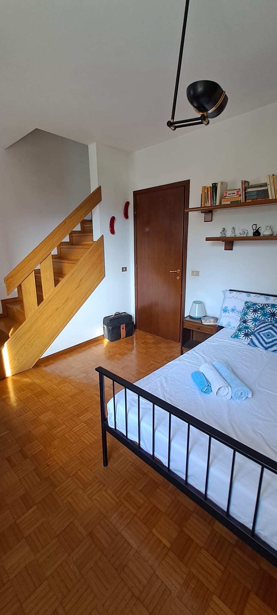 Al primo piano troverai una camera singola accogliente con letto e spazio sufficiente per riporre i tuoi oggetti personali.
Da questa camera potrai accedere alla mansarda per ulteriore spazio o relax.