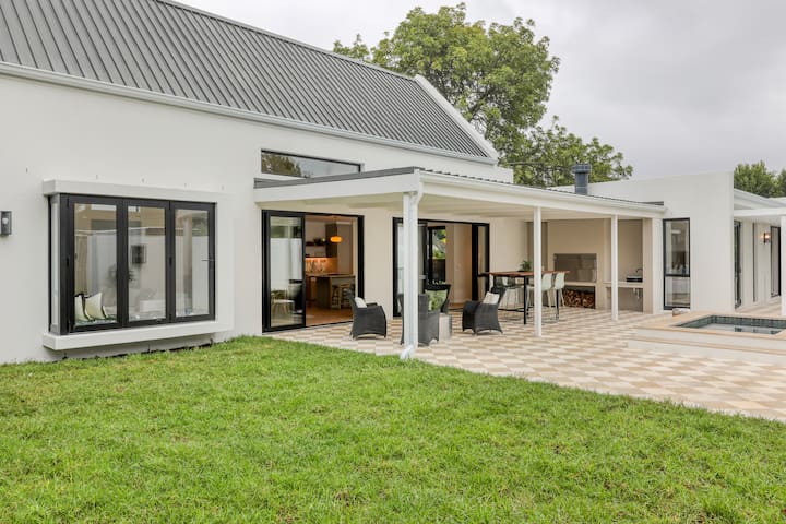 Constantia Charming Cottage featured image
