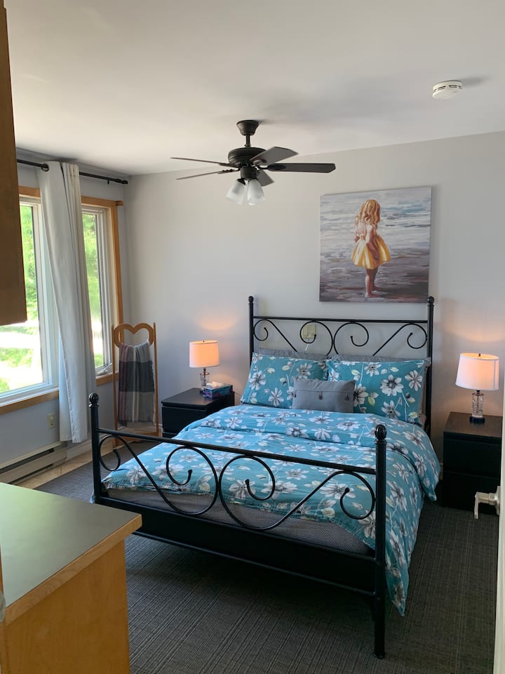 Chumba cha kulala cha tatu, mandhari ya ziwa na machweo, sehemu ya kazi ya kompyuta