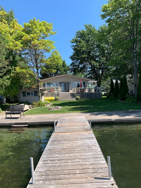 Victoria House on Lake Simcoe- Water front living!