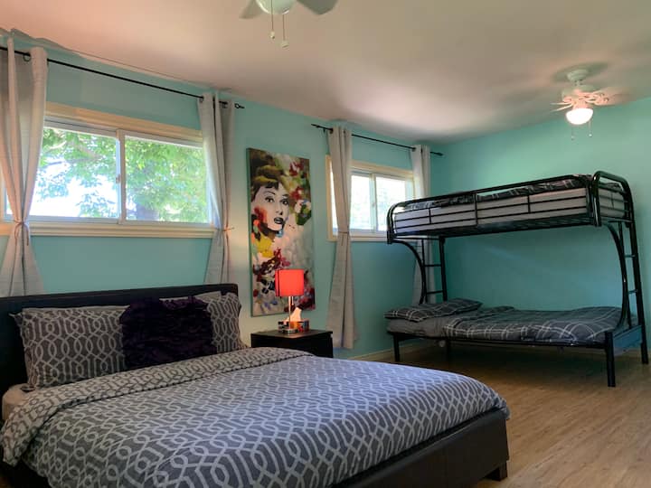 Chumba cha kulala cha pili, malkia wa ngozi, bunk mbili/moja, kabati la kutembea + kabati mbili, lililojengwa katika droo