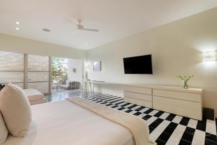 Third floor,suite black & white.