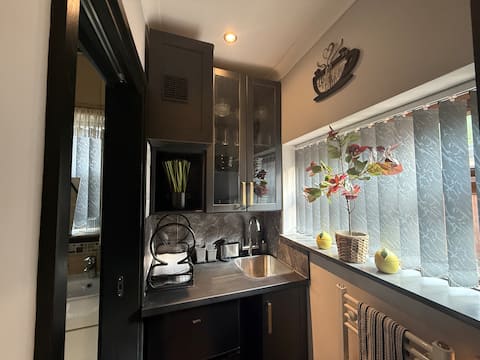 Top Airbnb: Studio C - Newly renovated 1 bed private studio in Rushcliffe