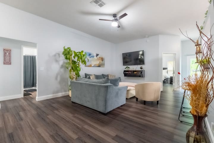 Modern Family Retreat/ Nas Jax - オレンジパーク, FL