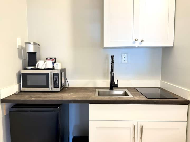 Nanaimo Studio Suite With Kitchenette - Nanaimo