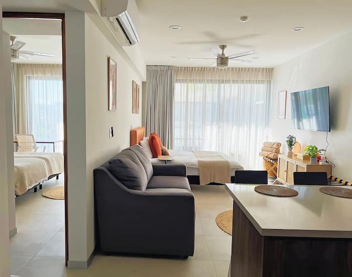 Encontrarás un televisor para el entretenimiento, un lugar designado para tu equipaje y almacenamiento para tu ropa. Además, la habitación está equipada con cortinas opacas, lo que garantiza un sueño reparador incluso a mitad del día.