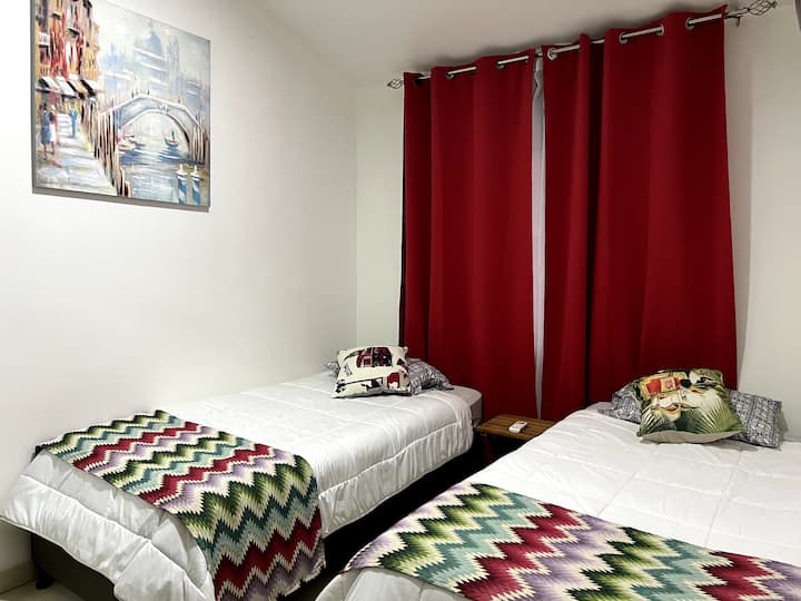 Chumba cha 2 cha kulala - vitanda viwili vya mtu mmoja na kabati, kiyoyozi 