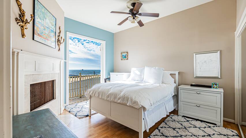 Sunny Beach Home, Walk to town gallery image 4