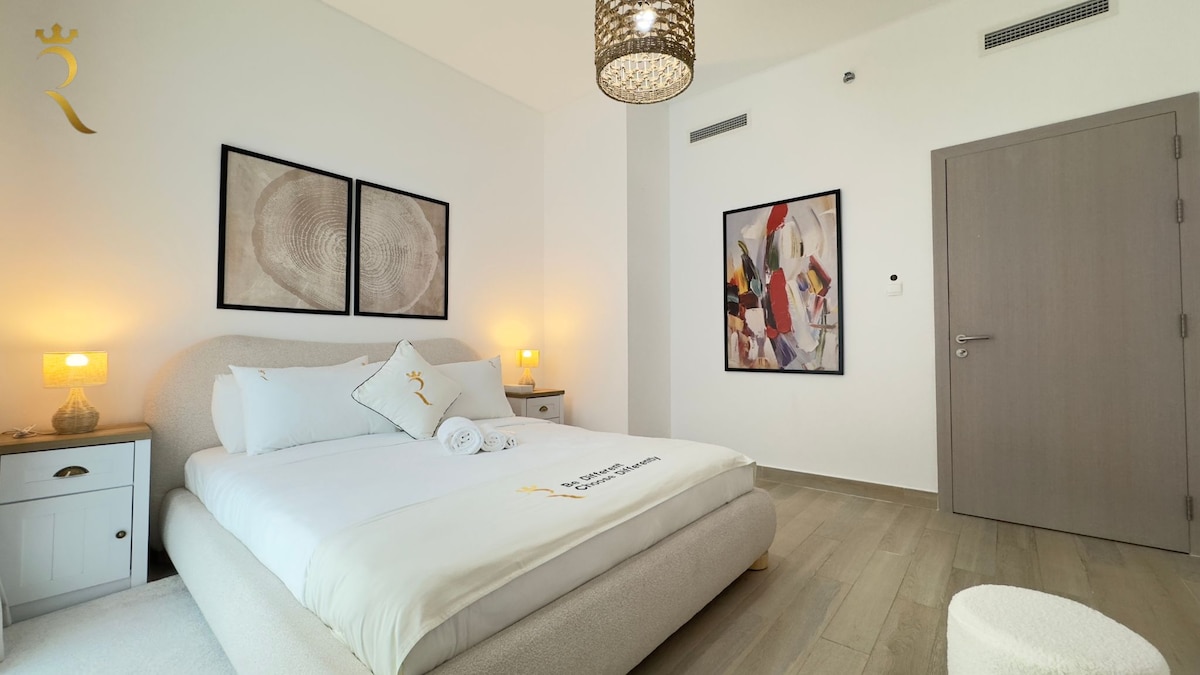 Სასტუმროს თანამედროვე საძინებელი კედლის მხატვრული დეკორითა და თანამედროვე სანათებით.