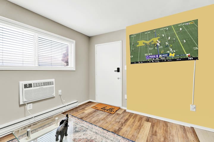 Cozy Hazel Place | Modern Living Near Downtown - Warren, MI
