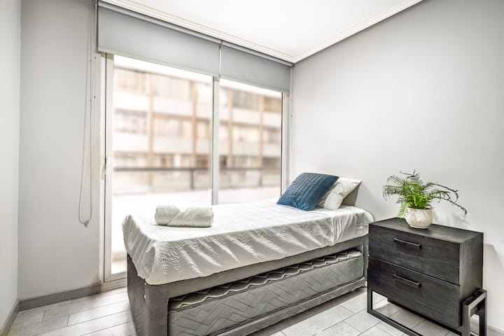 2 camas individuales en forma de cama nido, una sobre otra