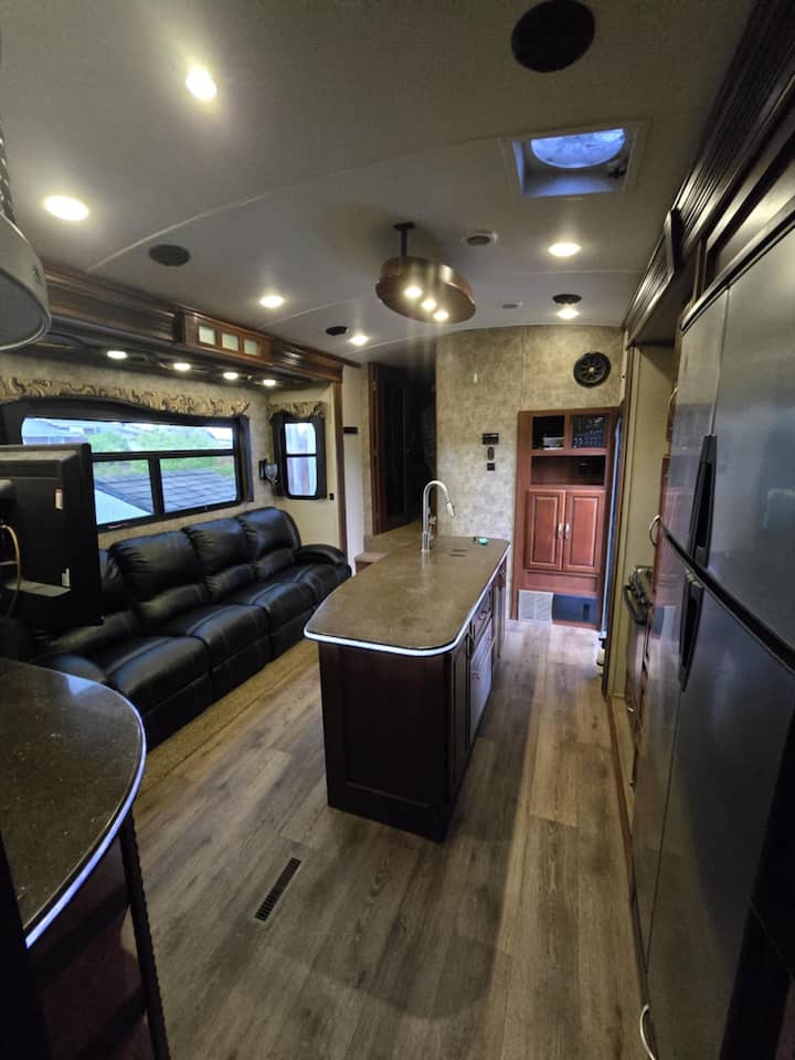 5 Star Luxury Rv For Your Family - Calgary