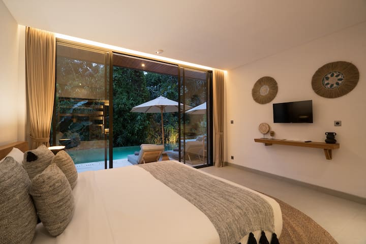 Villa Red Wine : 6 BR Retreat Nearby Ubud Central