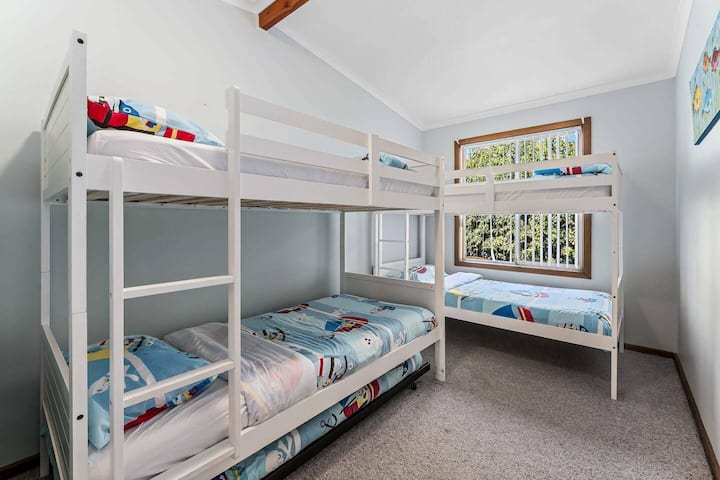 Parfaite pour les familles ou les groupes, la quatrième chambre comprend deux lits superposés, ce qui en fait un espace de couchage idéal pour se détendre et passer du temps ensemble.