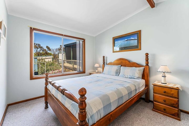 Une deuxième chambre confortable dispose d'un lit Queen Size, créant ainsi un espace calme et agréable pour se ressourcer.