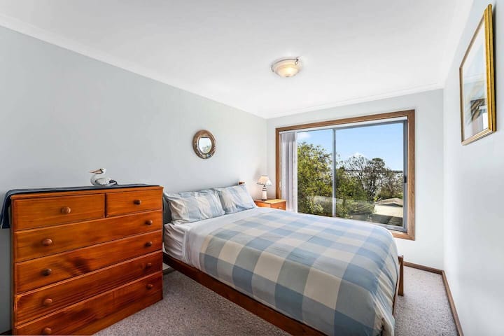 La troisième chambre est équipée d'un lit Queen et d'un espace de rangement, et constitue un endroit simple et accueillant pour se reposer.