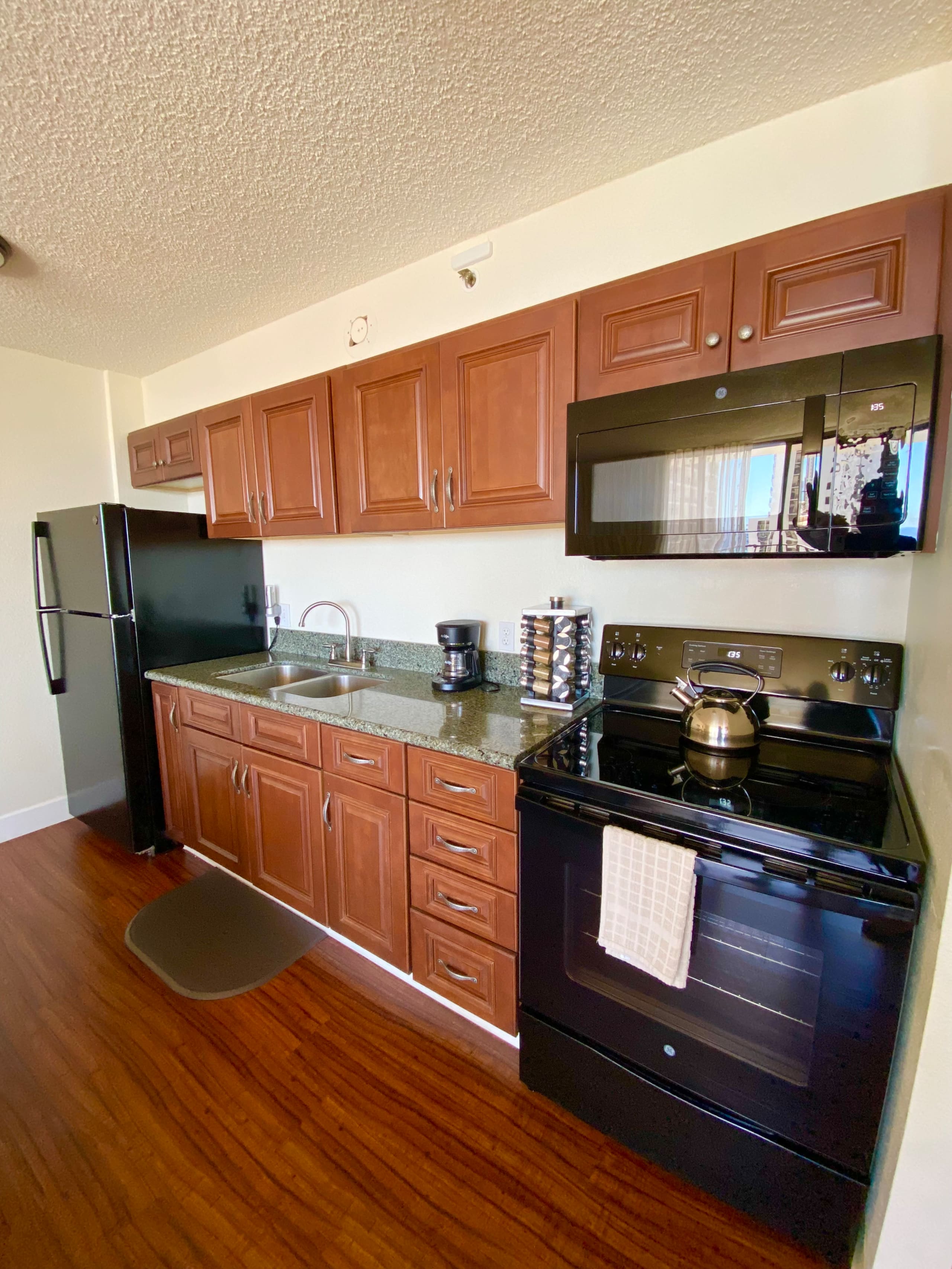 Condo in Honolulu · ★4.96 · 1 bedroom · 3 beds · 1 private bath - Image 3