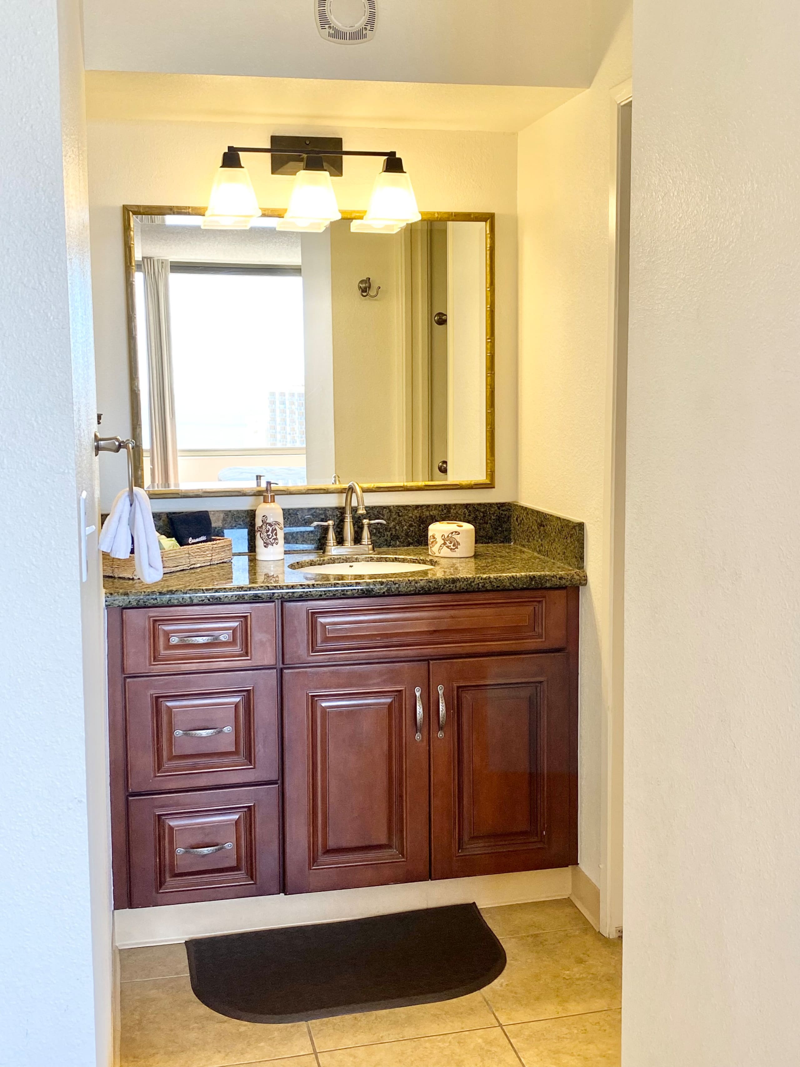 Condo in Honolulu · ★4.96 · 1 bedroom · 3 beds · 1 private bath - Image 5