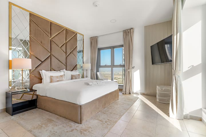 Luxury Suite: Ubunifu usio na dosari hukutana na mandhari ya kupendeza kwa ajili ya likizo yako bora ya Dubai!