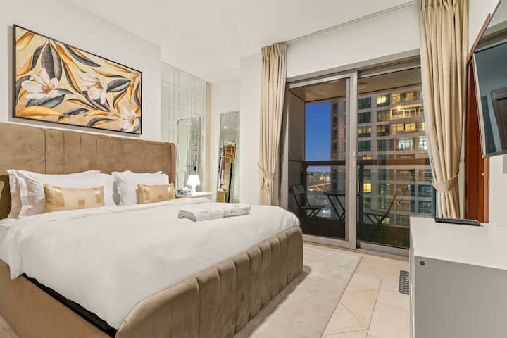 Chumba cha kulala: Furahia mandhari ya jiji ukiwa kwenye likizo hii maridadi yenye mapambo ya kifahari na fanicha za kifahari!