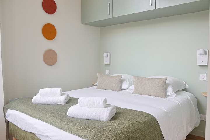 Откријте светла и внимателно уредена соба, совршена за релаксирачки престој. Дуплиот кревет, простран и удобен, е опремен со бели чаршафи со хотелски квалитет, придружени со мека крпа.