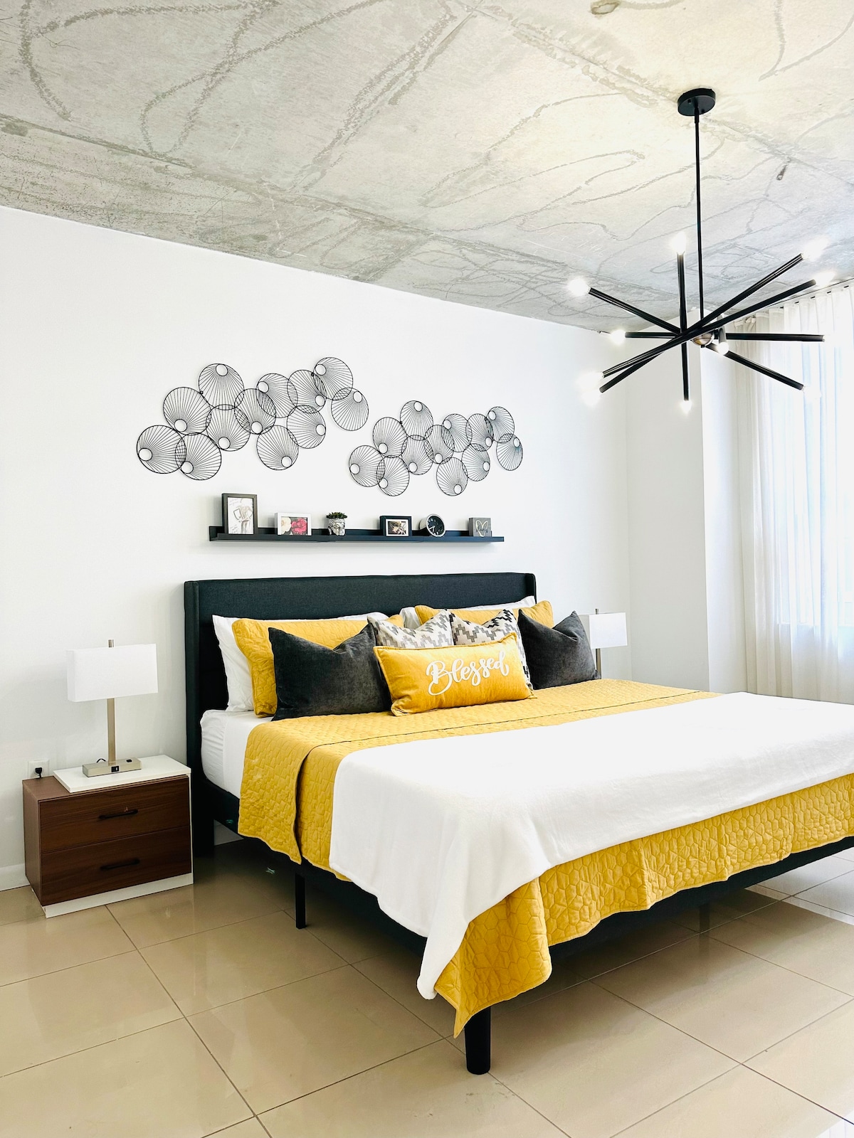 Prostrana spavaća soba