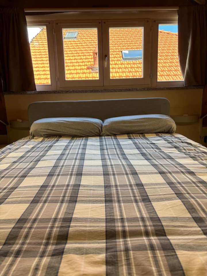 Втора спалня.
Стая с френско двойно легло 140 см х 190 см.
С възможност за добавяне на единично легло и/или легло за къмпинг. 
Тази стая може да бъде „заета“ в зависимост от заетостта на апартамента.