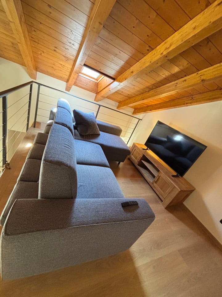 Всекидневна на горния етаж.
Диванът може да се използва като допълнително легло в зависимост от резервацията.